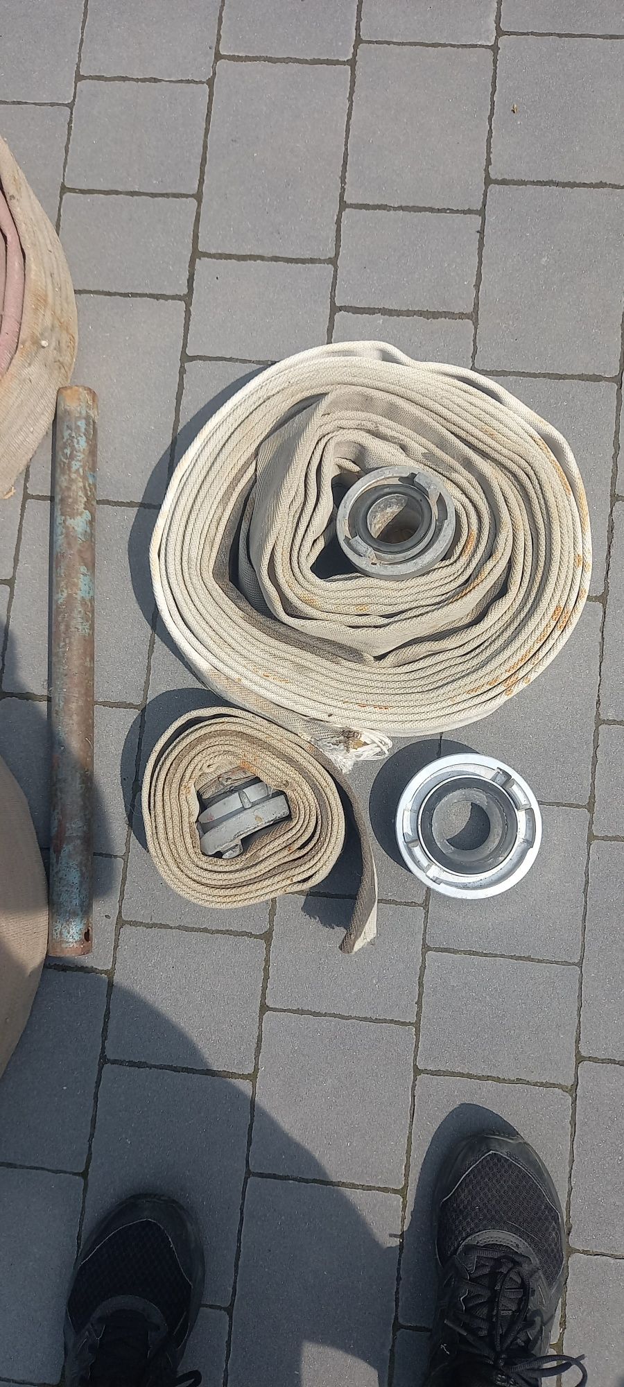 Węże strażackie pasują do hydrantu.