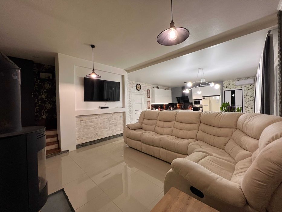 Продам 2-этажный дом в Подгородном, улица Низовая