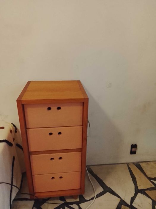 Móvel de 4 gavetas em madeira