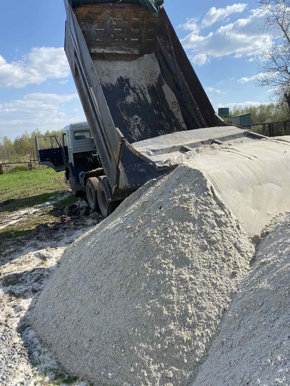 Пісок щебінь чорнозем торф глина вапняк доставка до 12 кубів