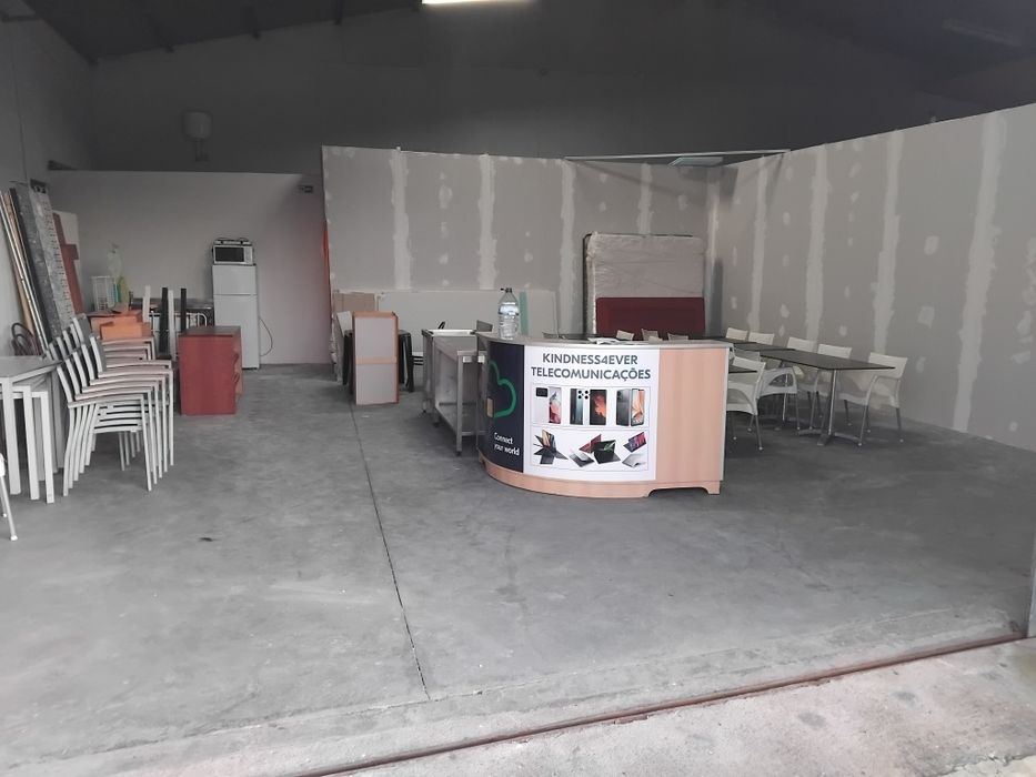 Armazém com porta para a rua