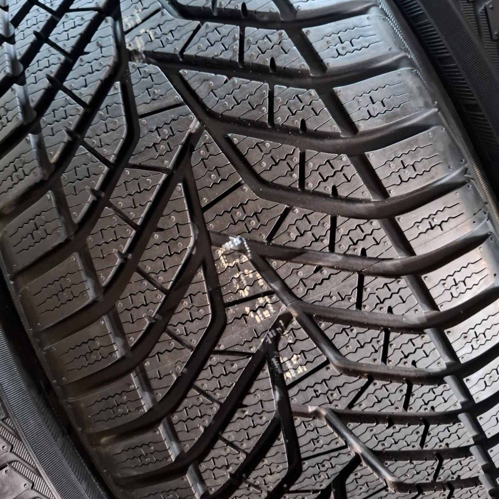275/45/18+245/50/18 R18 Yokohama BluEarth V905 4шт нові зима