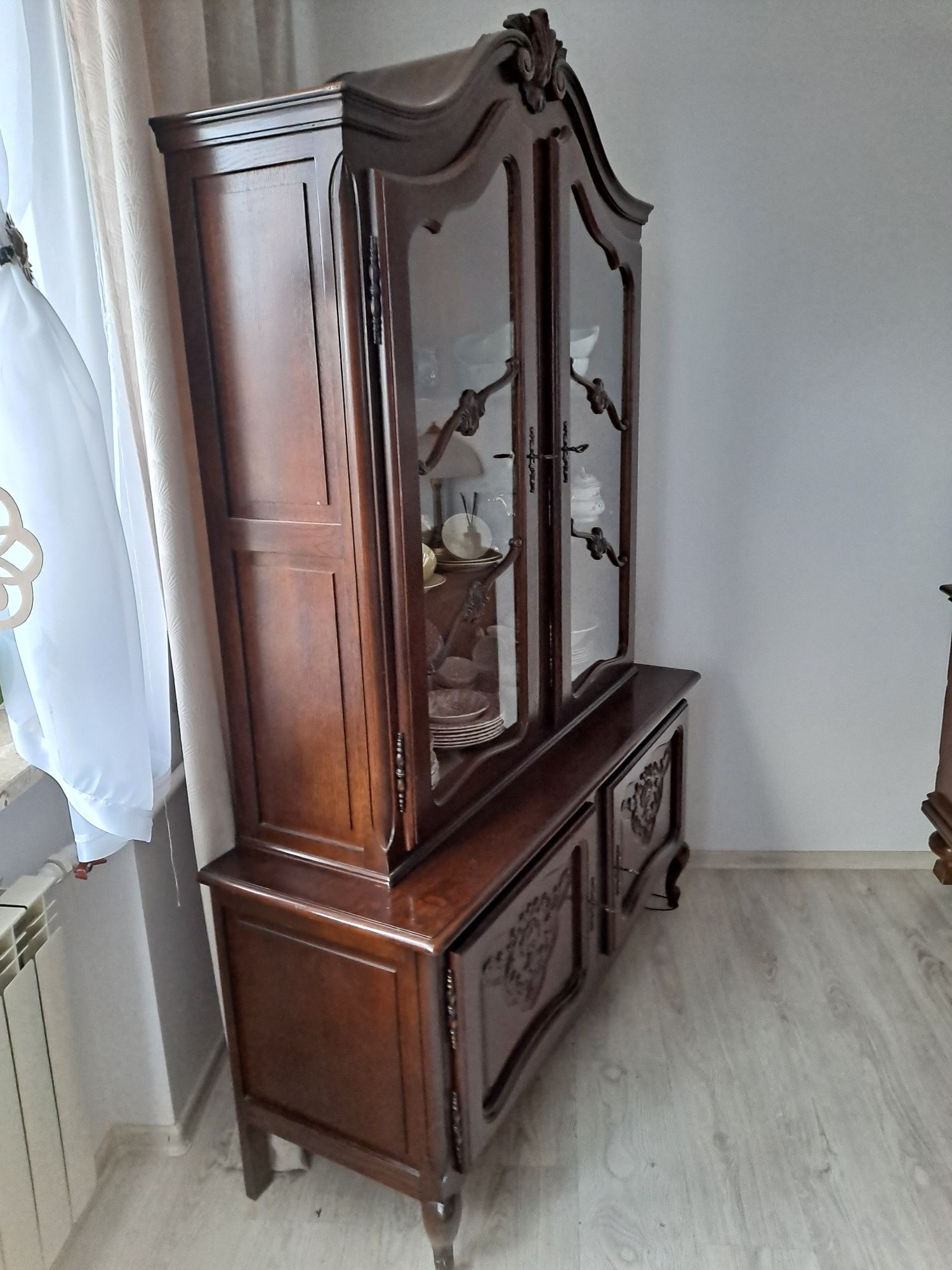 Kredens w stylu ludwikańskim