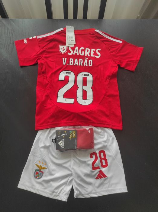 Equipamento do Benfica de criança, com o nome V. Barão, N°28