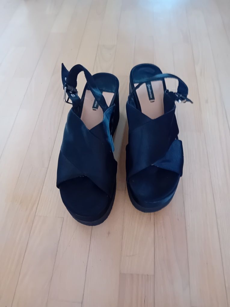 Stradivarius sandaly na koturnie