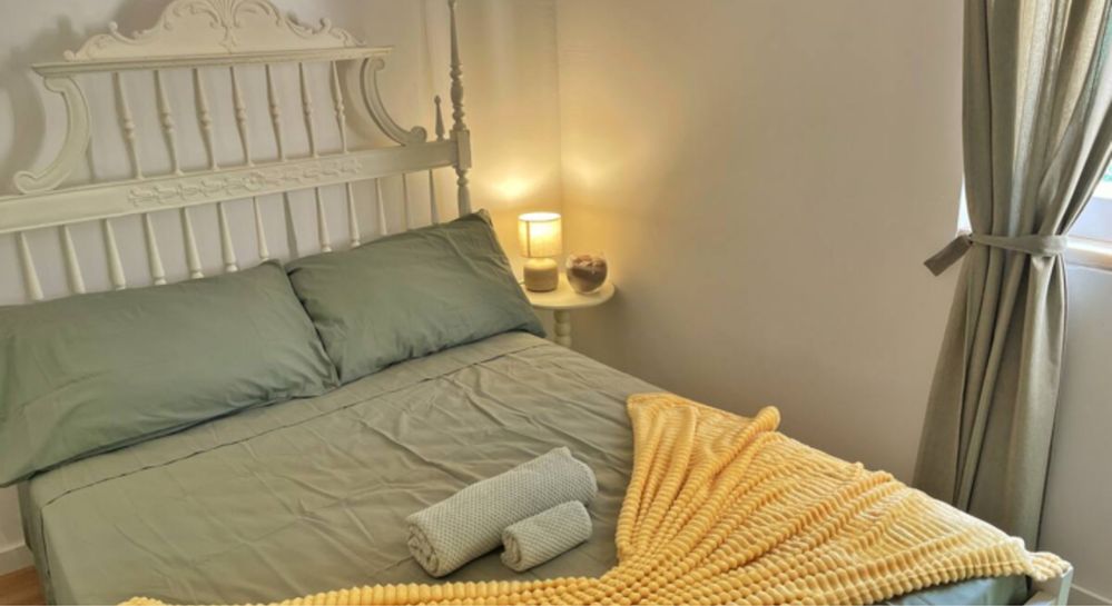 Cama casal retro de Madeira com Colchão - disponivel ate 11/09 apenas