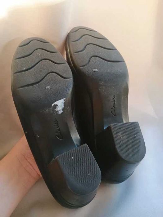Skórzane czółenka ze skóry naturalnej buty na obcasie klocku Clarks 41