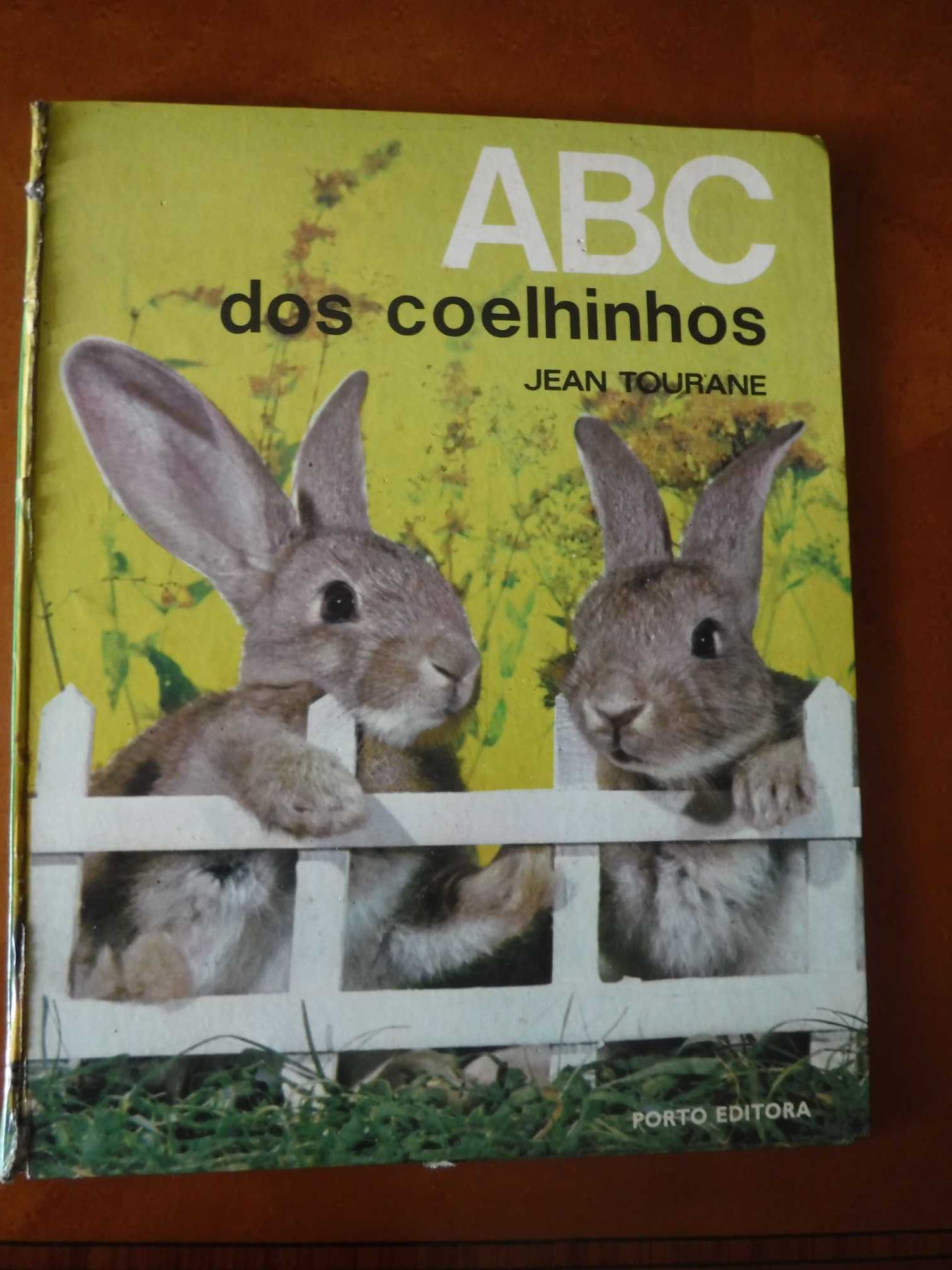 ABC dos Coelhinhos - Para aprender as letras e a ler - 1979