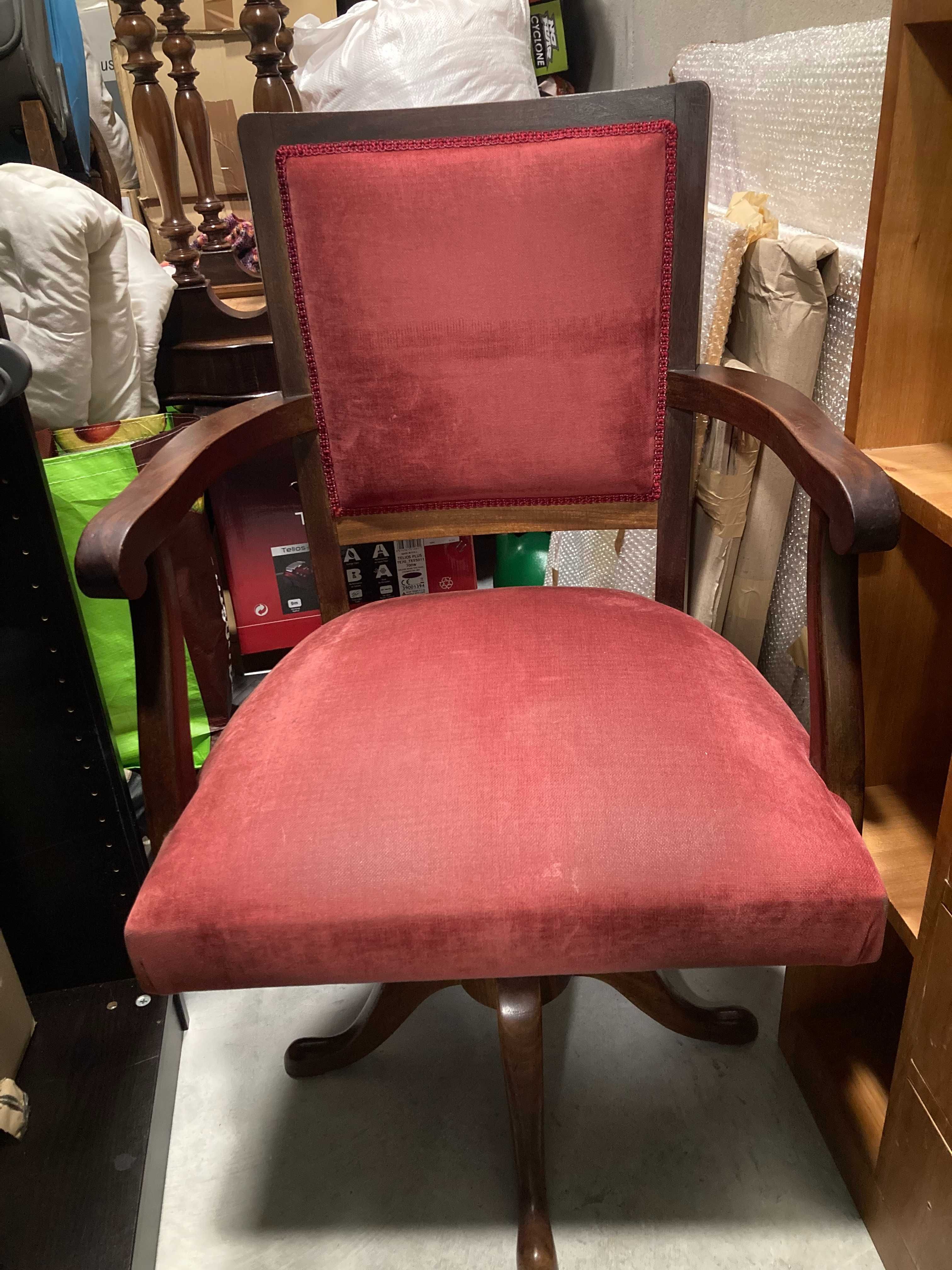 Cadeira giratória estofos vermelhos