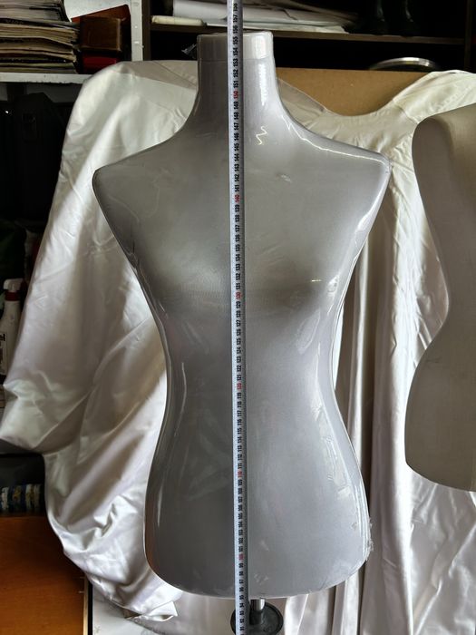 2 bustos femininos com base metálica ajustável