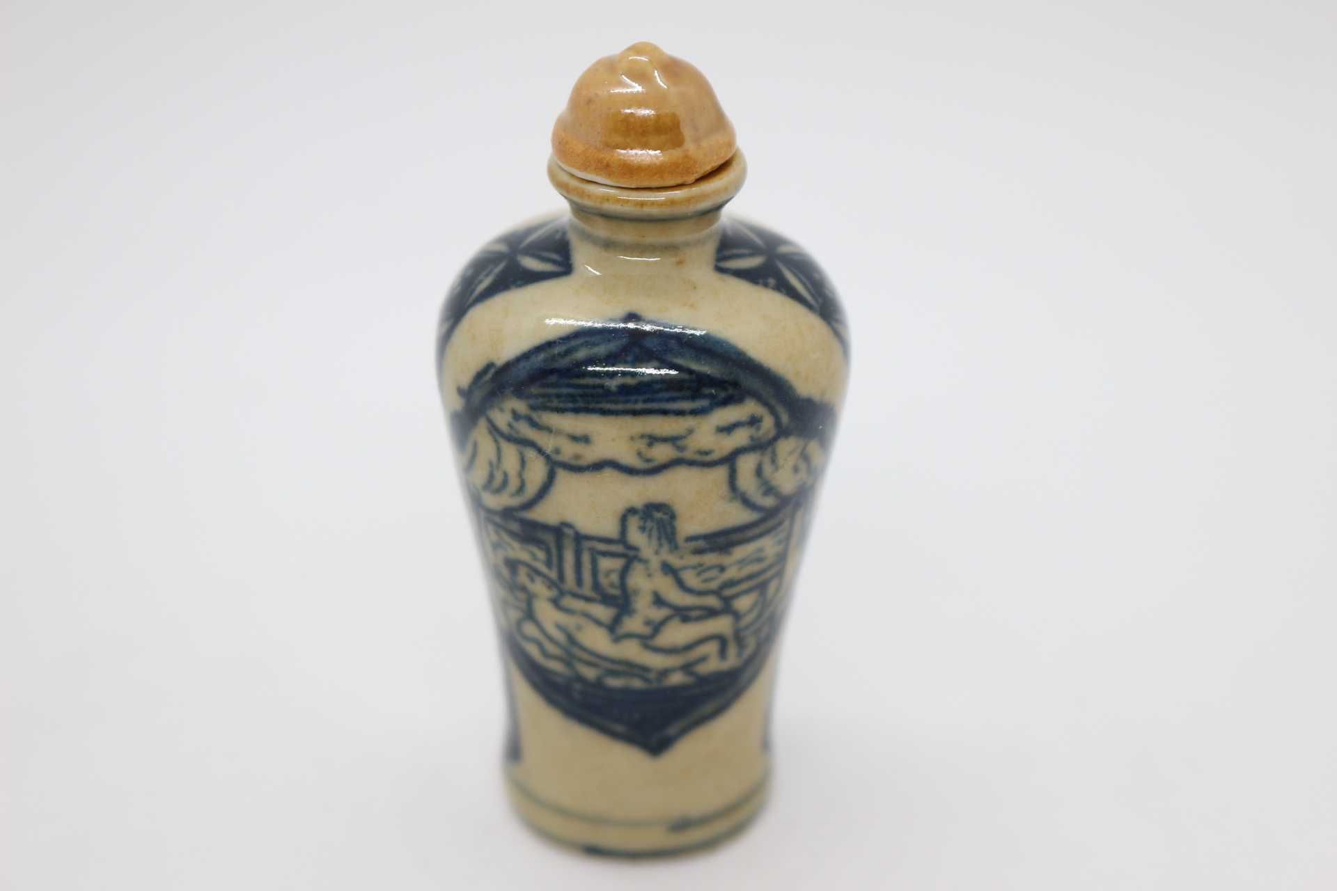 Snuff Bottle em Porcelana Chinesa Cenas Eróticas XIX Marcada