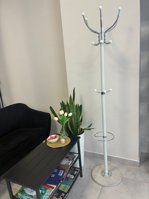 Sprzedam wieszak stojący.