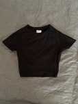 Czarny crop top.