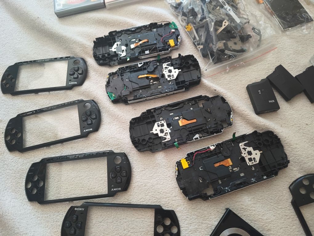Złom, części konsole PSP + 21 Case UMD + pudełka z gier