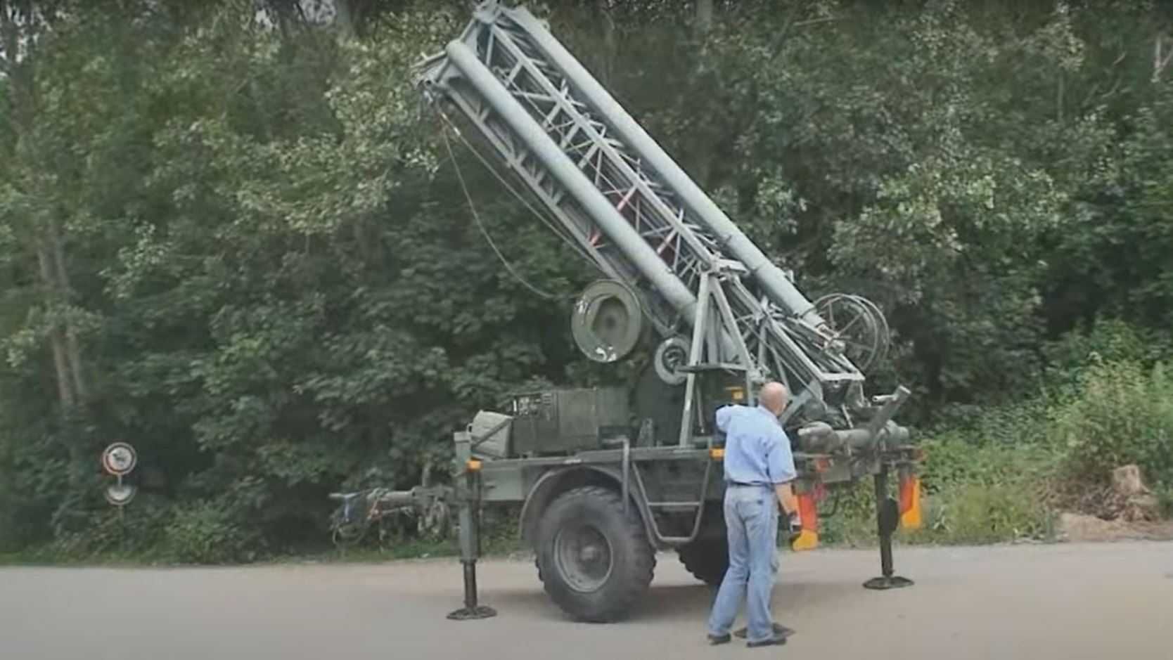 Militaria - wojskowy maszt telekomunikacyjny / mobilna wieża BTS