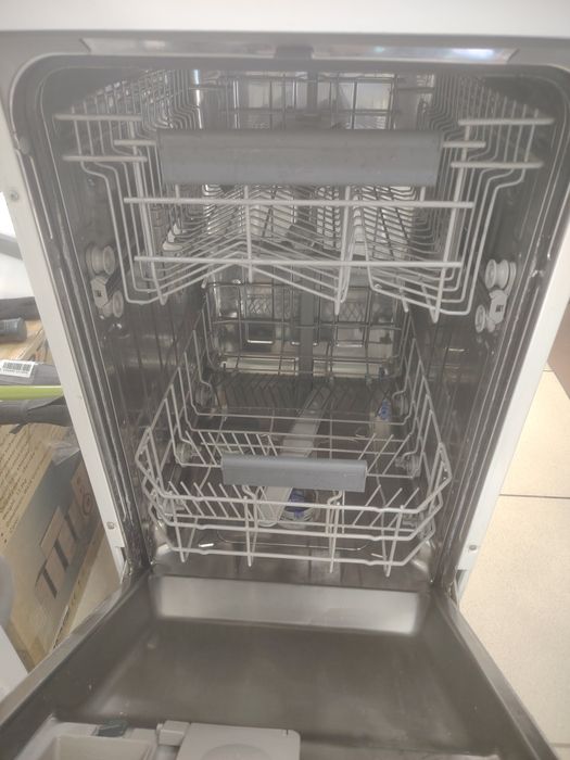 Продаю посудомийну машину бренду Beko моделі DFS26020W.
В гарному та с