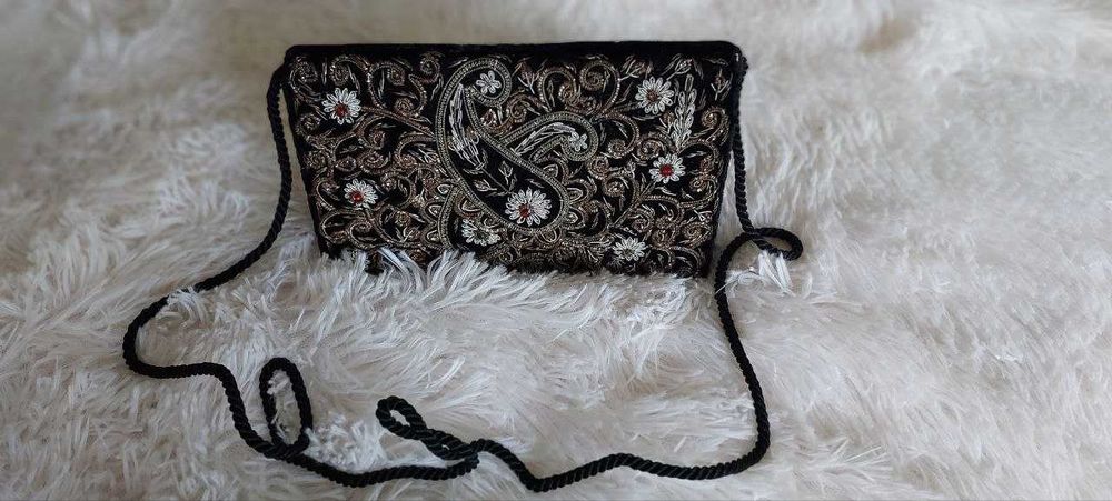 Сумка вечірня оксамитова жорсткий корпус з гарною розшивкою бісером.