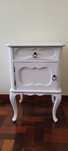 Mesa de cabeceira estilo Queen Anne