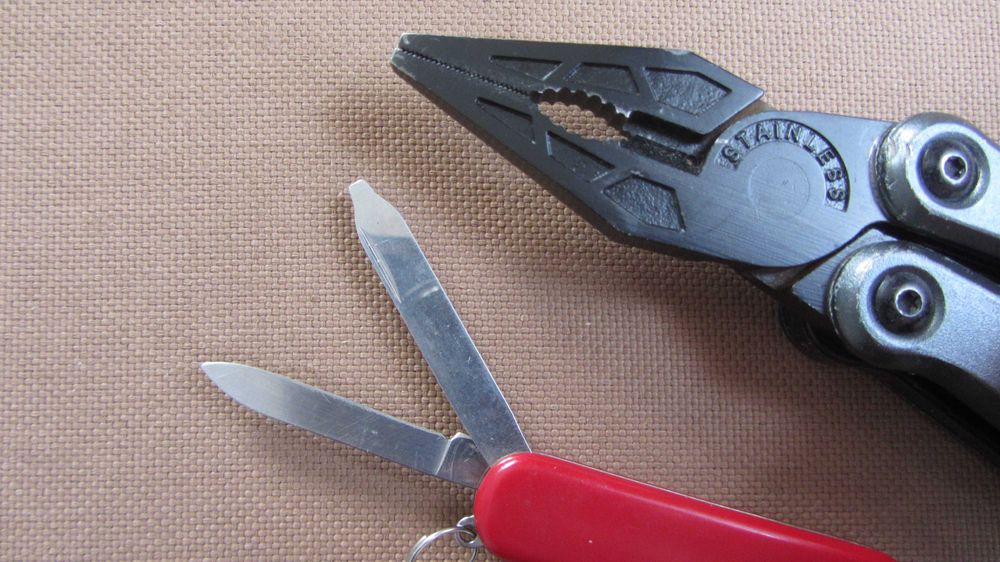 Одним лотом Victorinox Classic SD та мультитул Hesco Led146 . Б/у.