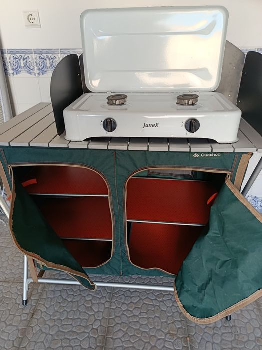 Mesa de cozinha desmontável e fogão de 2 bicos.