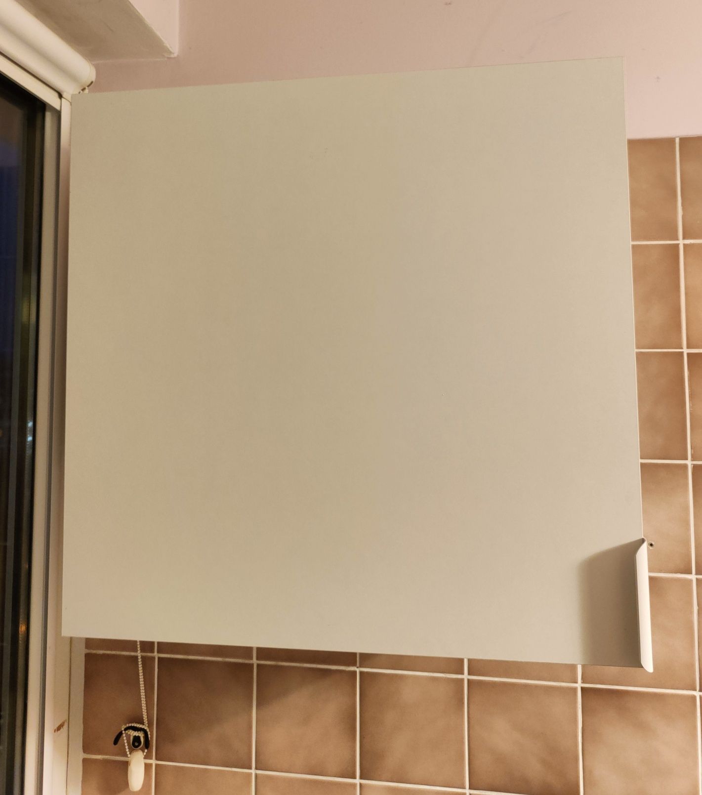 Szafka ścienna z drzwiczkami Ikea