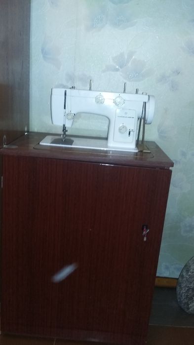 Продам швейную машинку