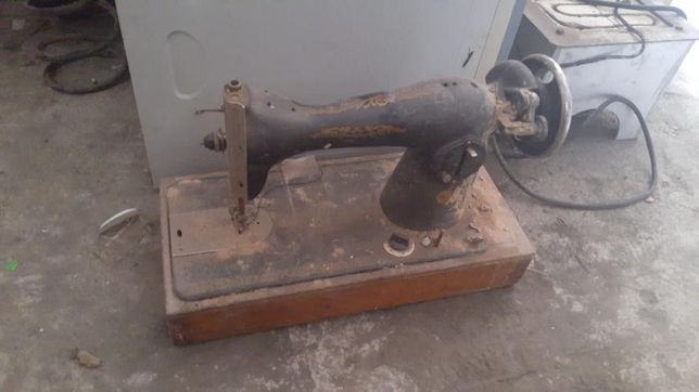 Старенькая ручная швейная машинка