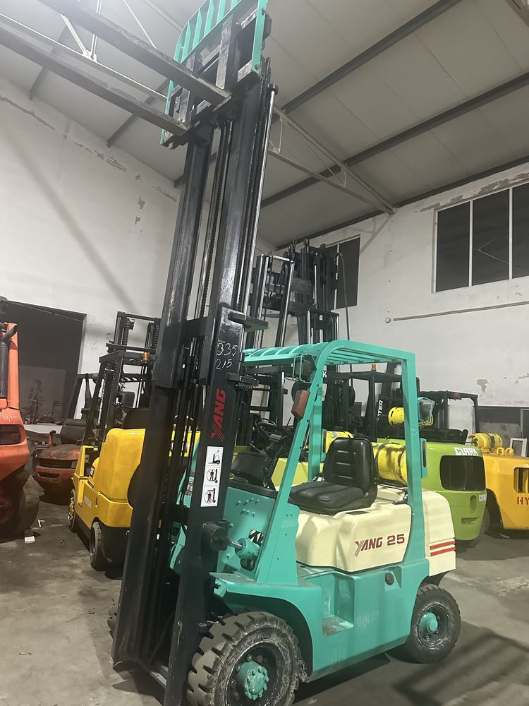 Empilhador YANG gas 2500 kgrs tiplex