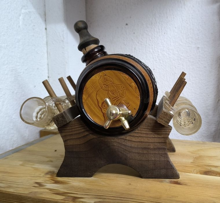Barril de madeira com 6 copos