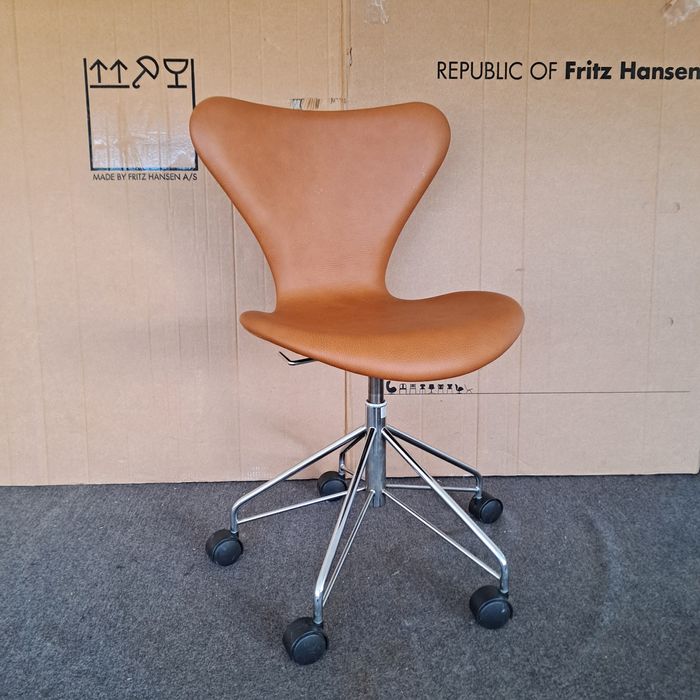 Fotel Fritz Hansen/Arne Jacobsen seria 7 skóra cognakkóra