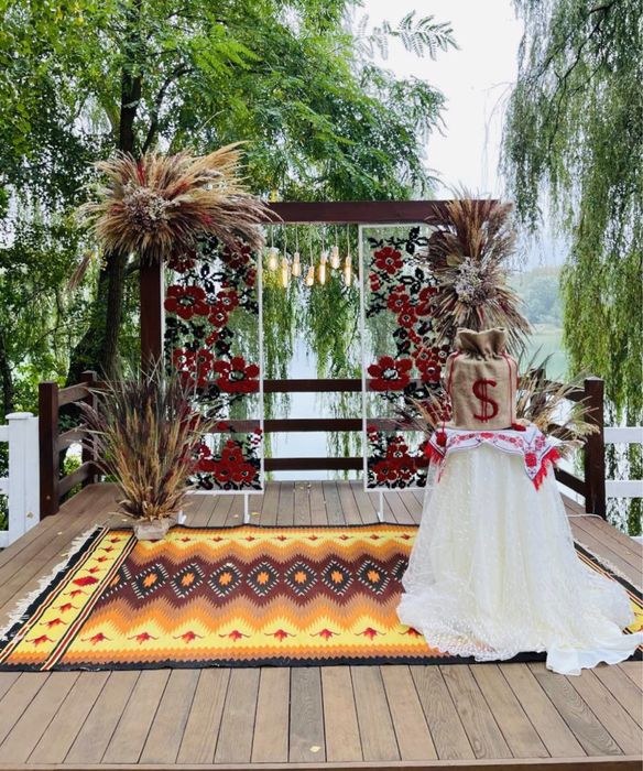 Оренда фотозони в стилі української вишивки