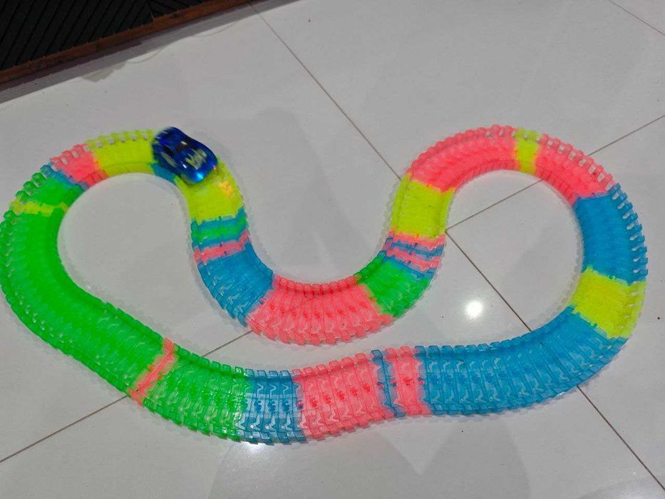 Tory samochodowe świecące magic track z autkiem