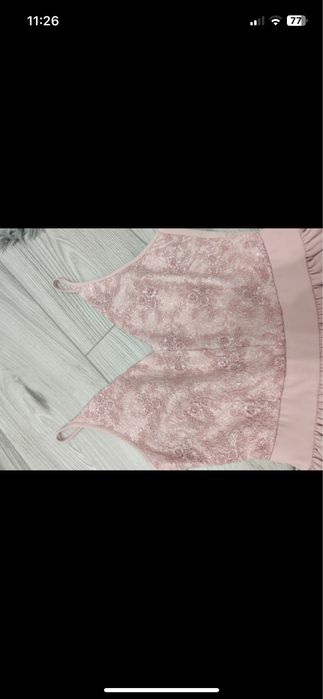 Sukienka na ramiaczkach.