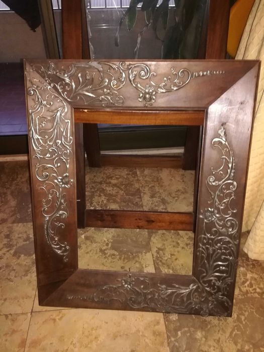 Moldura adornada com trabalho em estanho