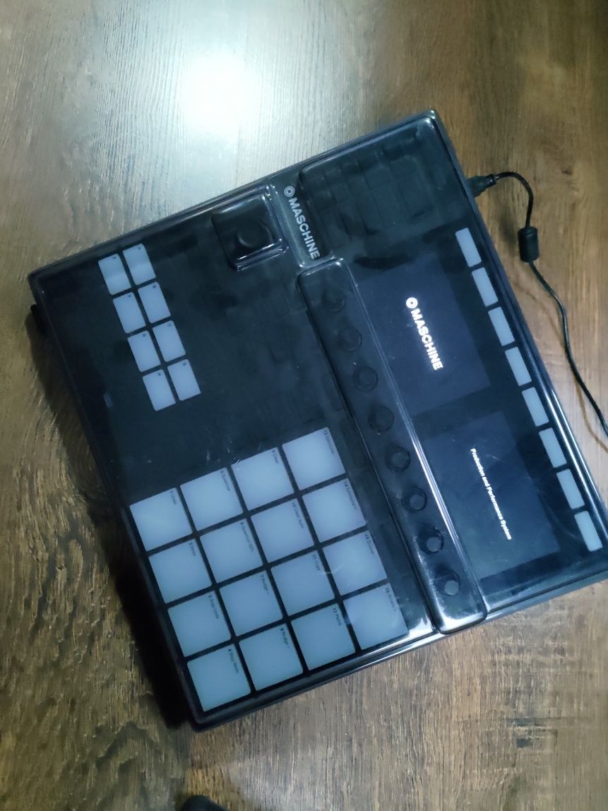 NI Maschine MK3 kontroler + Decksaver + stojak na biurko