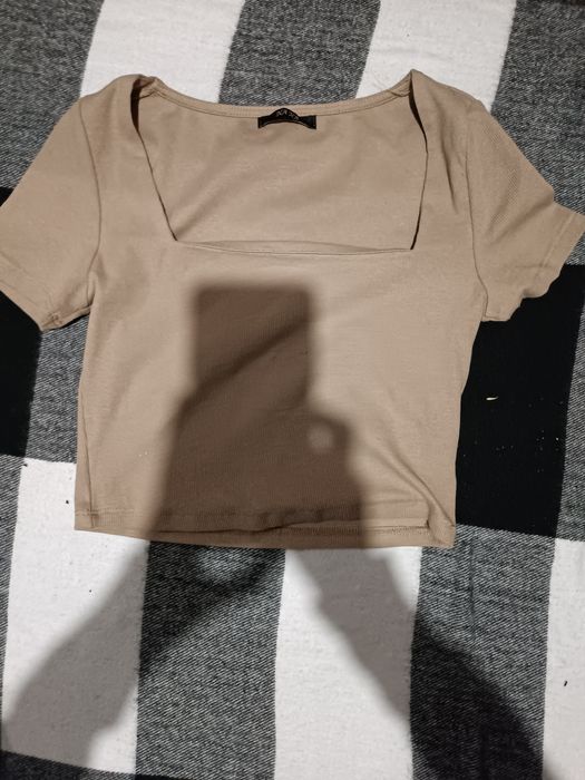 Топ в бежевому кольорі