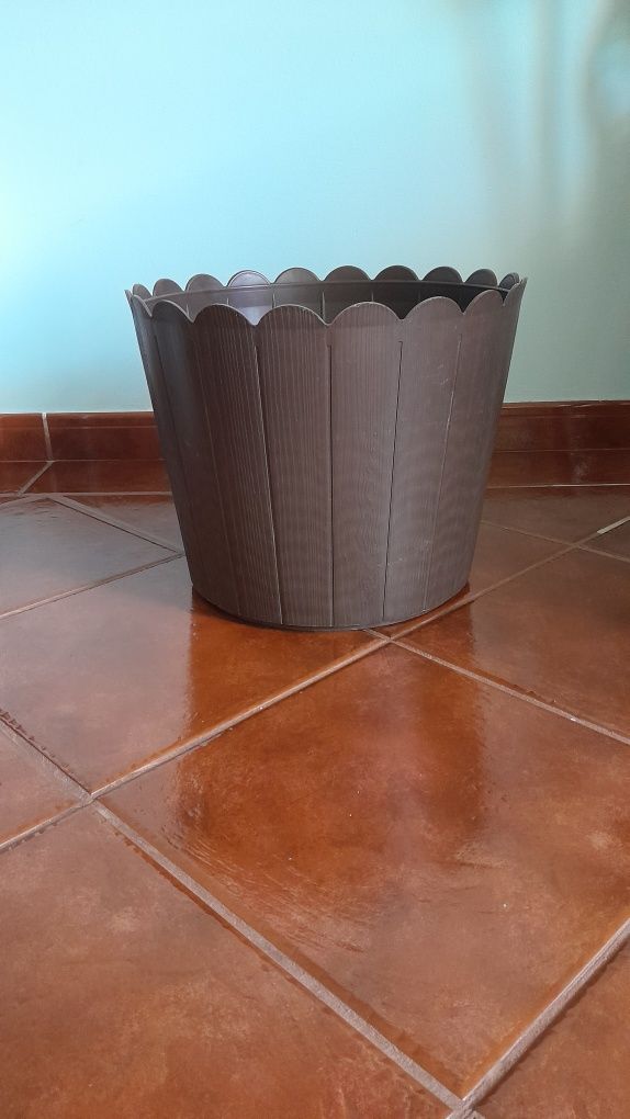 Vaso castanho para interior ou exterior