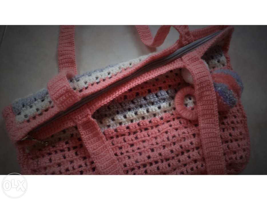 Mala de lã tricotada com pon pons artesanal feita à mão - handmade bag