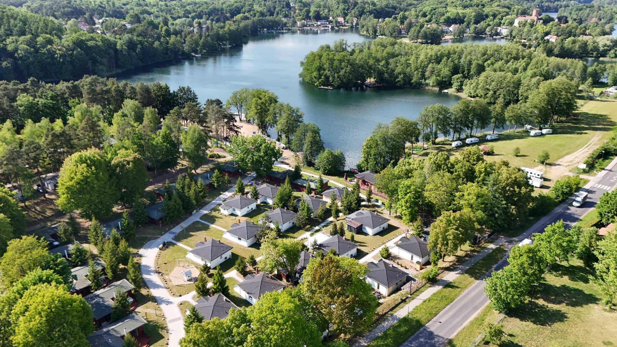 Domek nad jeziorem (z plażą). 4-osobowy. Lake Park Łagów, Mundi.
