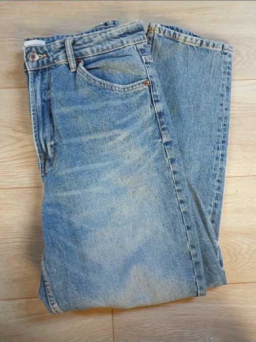 Jeansy damskie mom ZaraZałożone może 3 razy. Krój mom jeans. Rozmiar 4