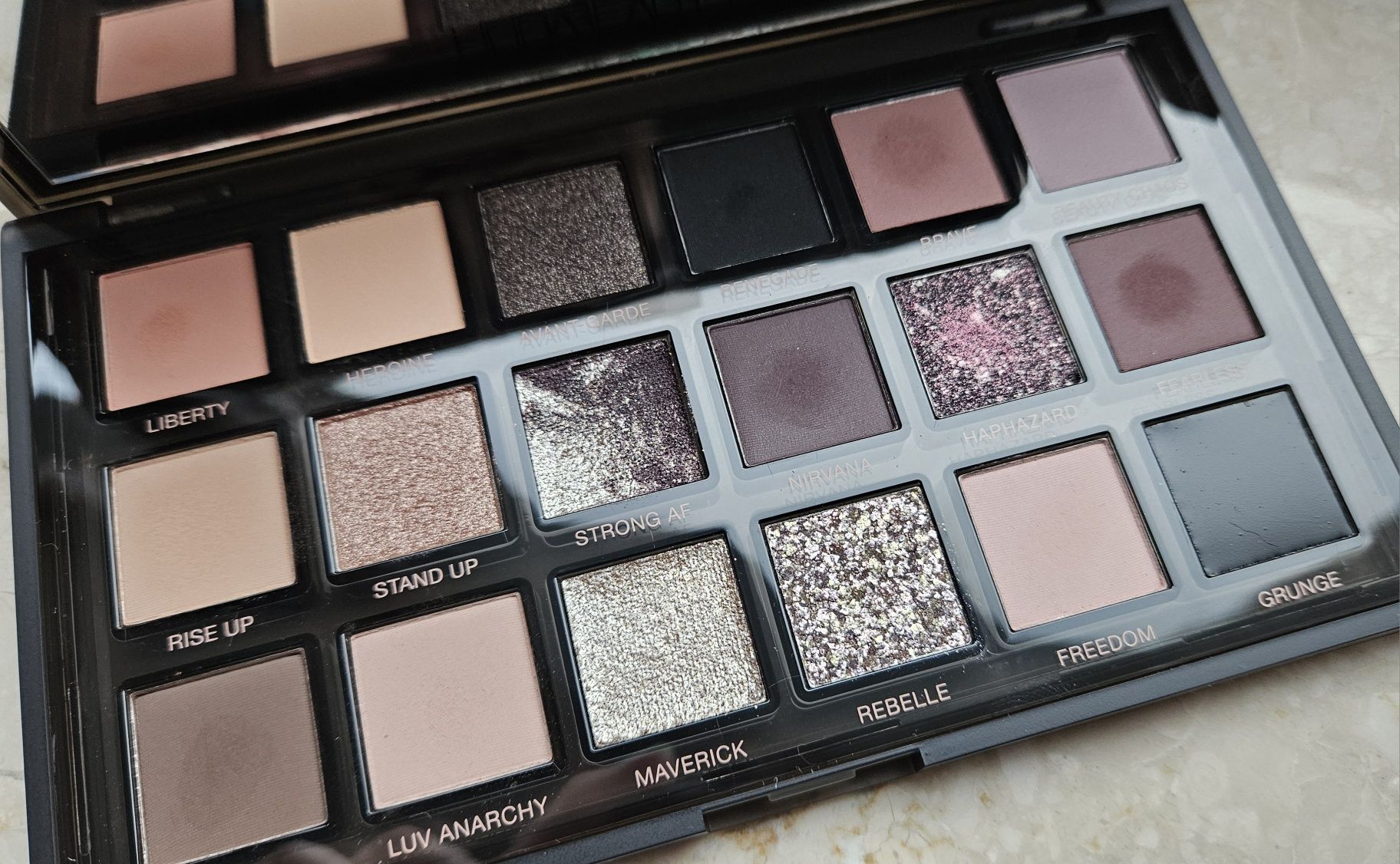 Paleta cieni Huda Pretty Grunge