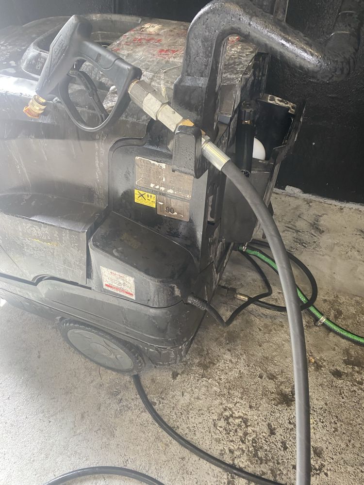 Maquina de pressao para lavagem de automoveis e fabricas
