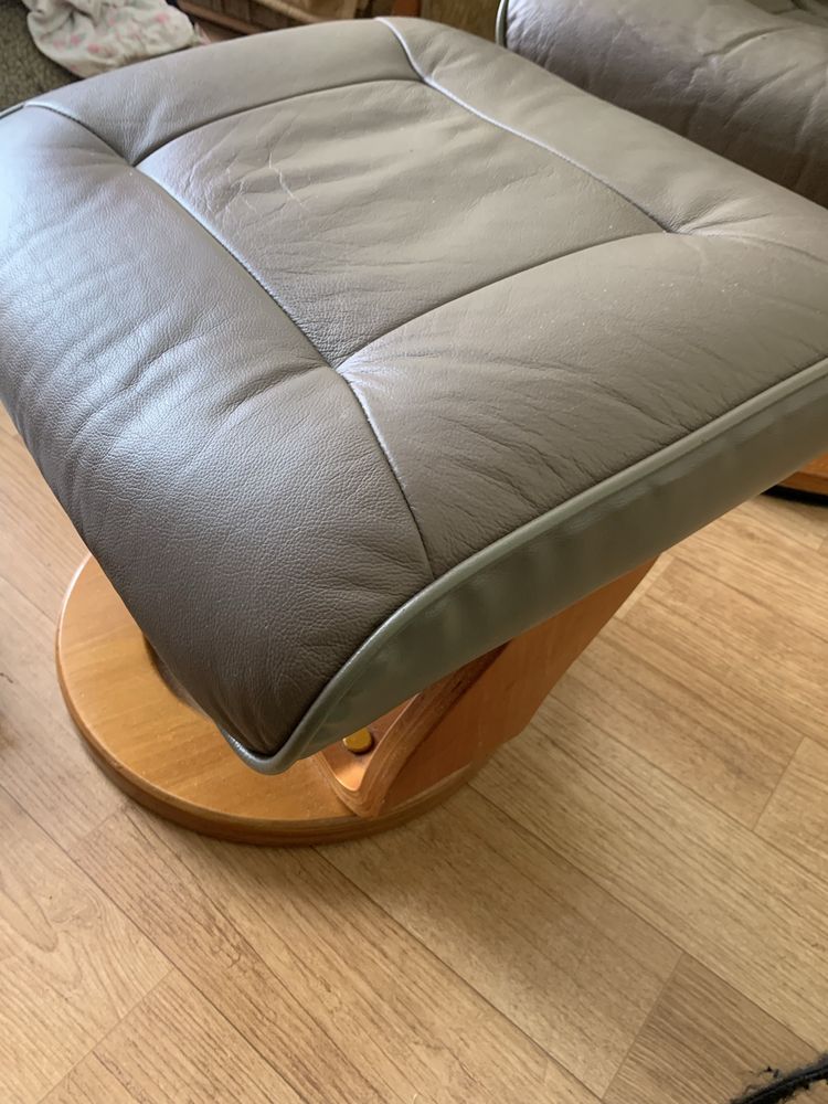 Fotel skórzany z podnóżkiem.