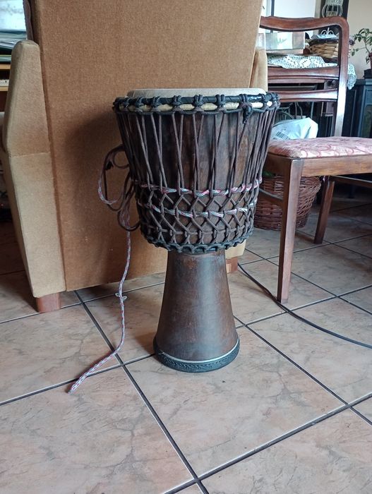 Djembe Olcha bęben rodzimej produkcji.