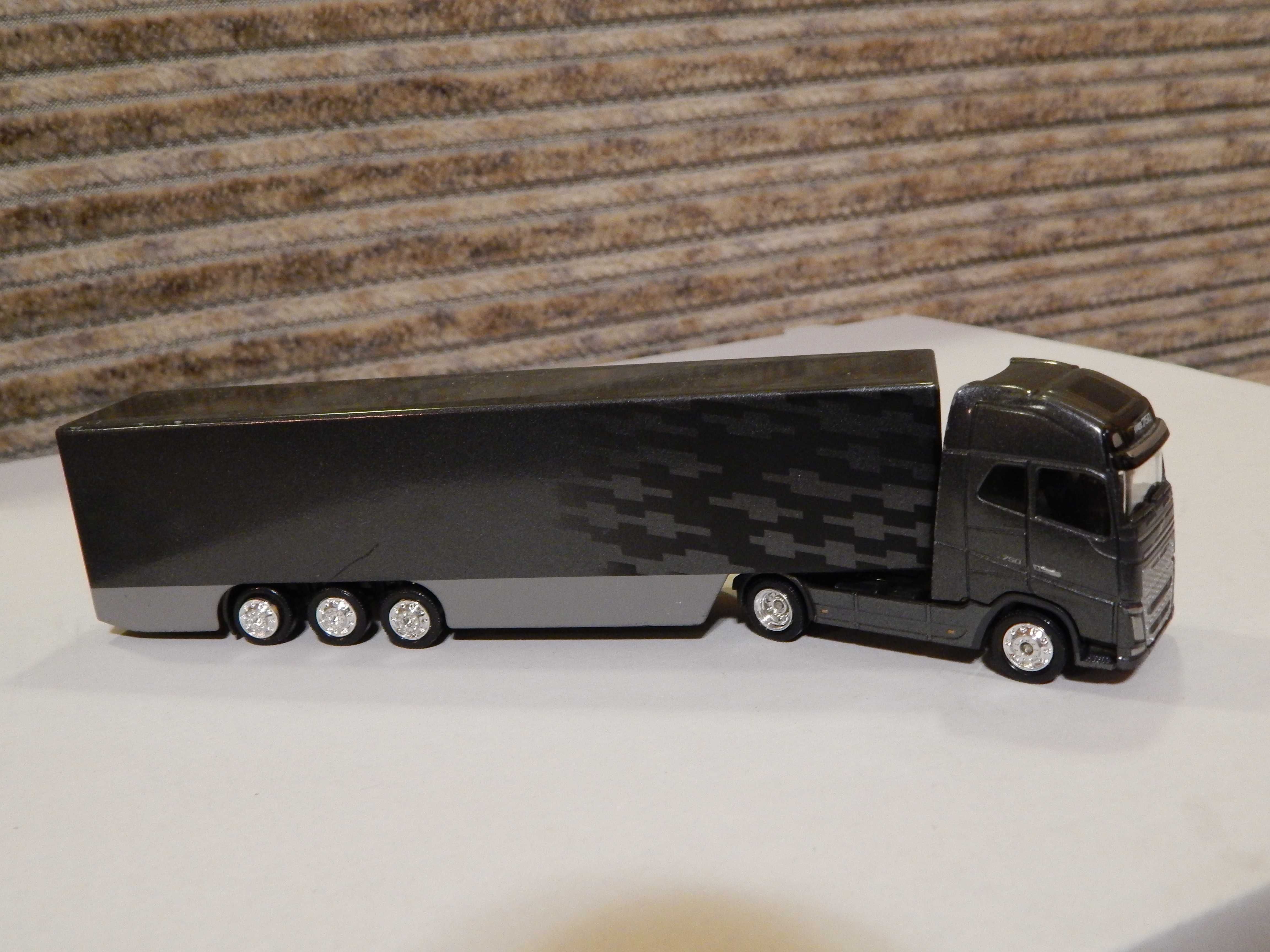 Modelik kolekcjonerski Volvo FH 750 w skali 1:87