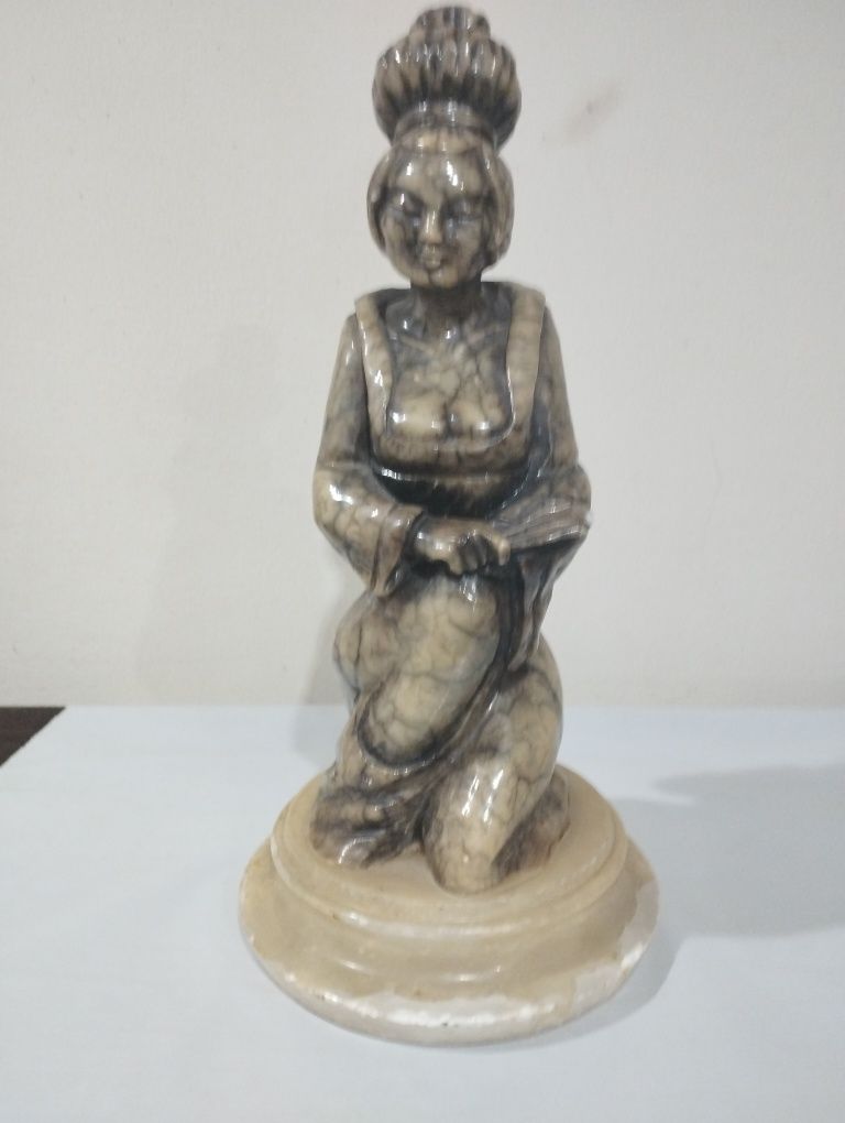 Escultura de Gueixa em pedra semi/Preciosa