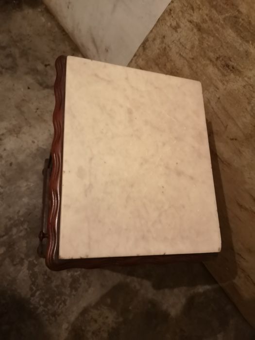 Mesas cabeceira antigas em madeira.