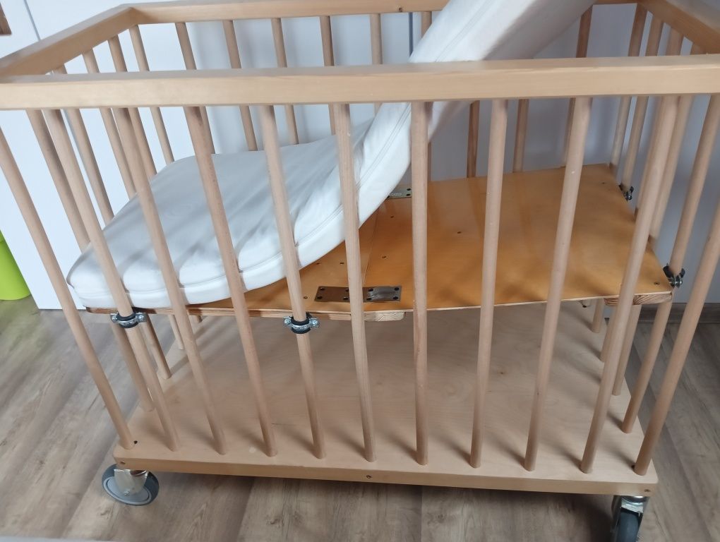 Łóżeczko na kółkach do małej sypialni