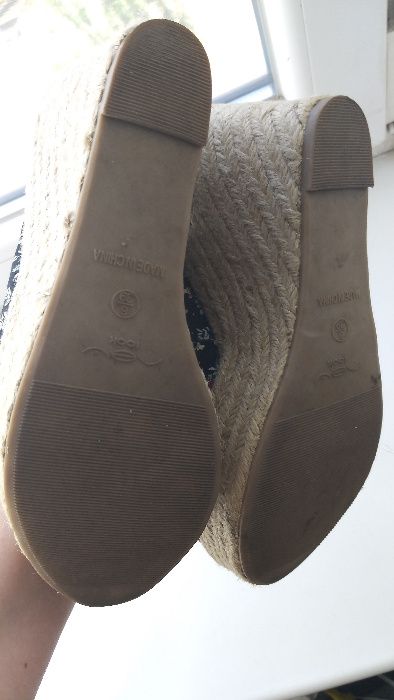 Босоножки на платформе в цветочек