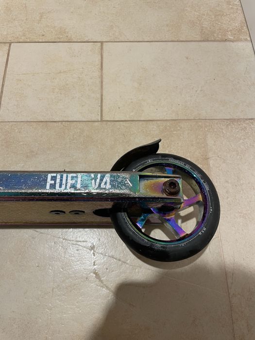 Hulajnoga wyczynowa NKD Fuel V4 rainbow/oil slick